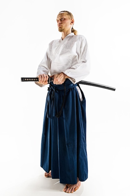 Le Jeune Homme S'entraîne à L'aikido Au Studio