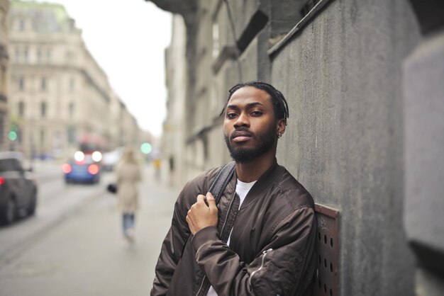 jeune homme avec sac à dos cherche la route