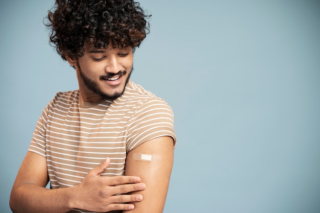 Jeune homme se faisant vacciner