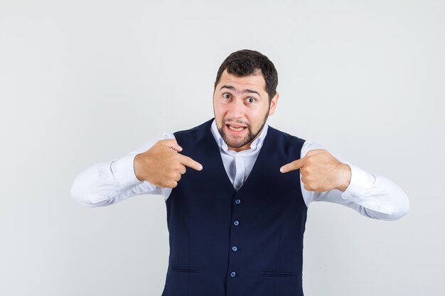 Jeune homme se montrant en chemise, gilet et à la confusion