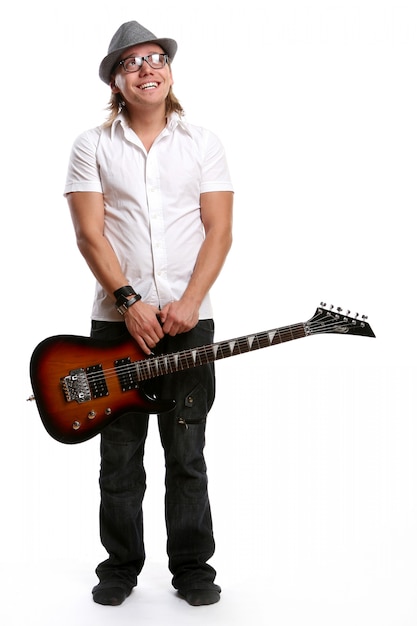 Photo gratuite un jeune homme séduisant avec guitare