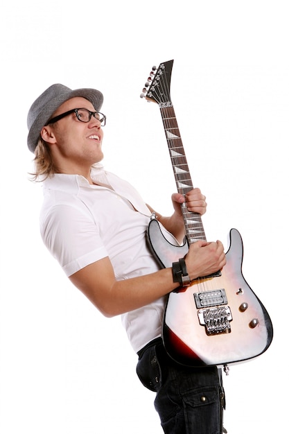 Un jeune homme séduisant avec guitare