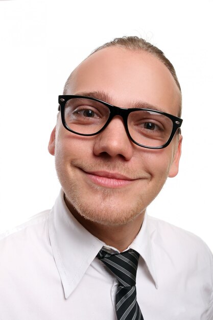 Un jeune homme séduisant avec sourire