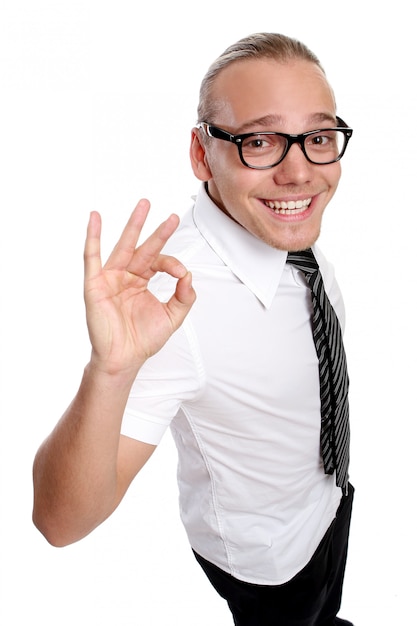 Un jeune homme séduisant avec sourire