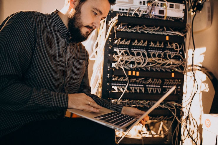 Photo gratuit jeune homme de service informatique réparant un ordinateur