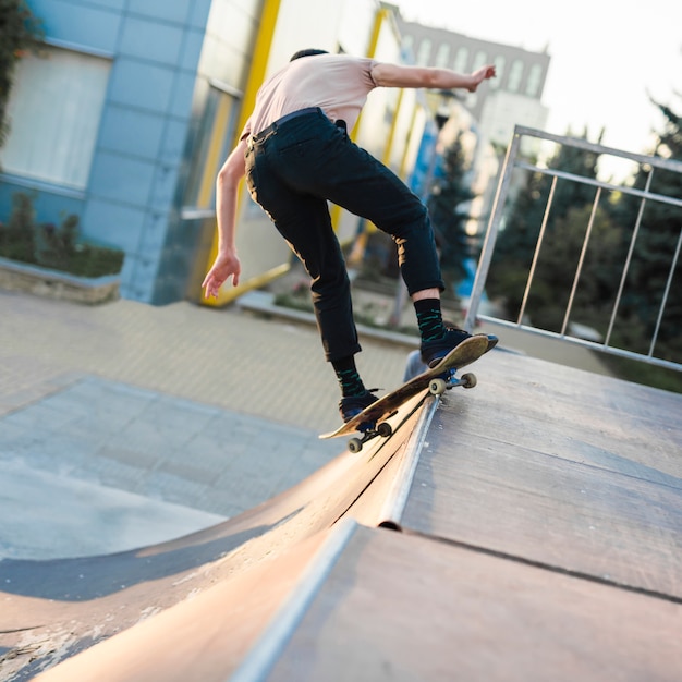 Photo gratuite jeune homme, skateboard, dans rue