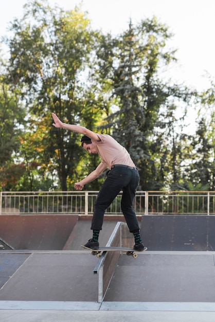 Photo gratuite jeune homme, skateboard, dans rue