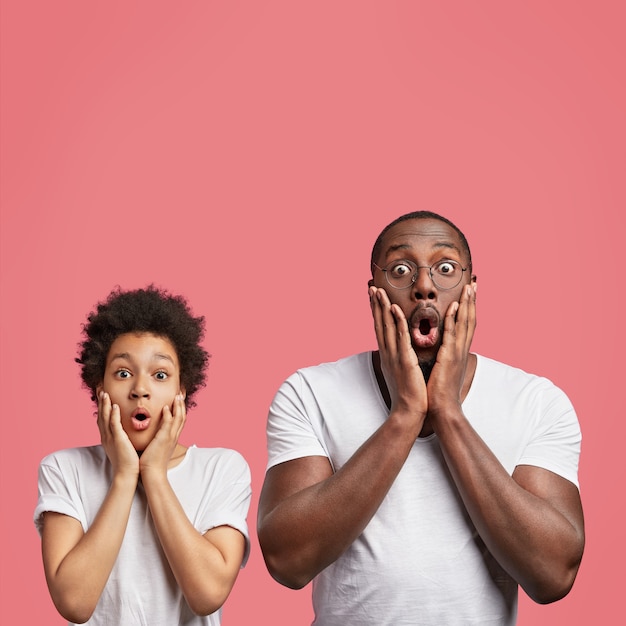 Jeune homme et son fils aux cheveux bouclés