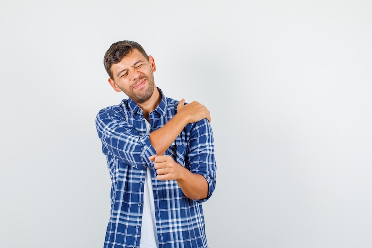 Photo gratuit jeune homme souffrant de douleurs à l'épaule en vue de face de chemise.
