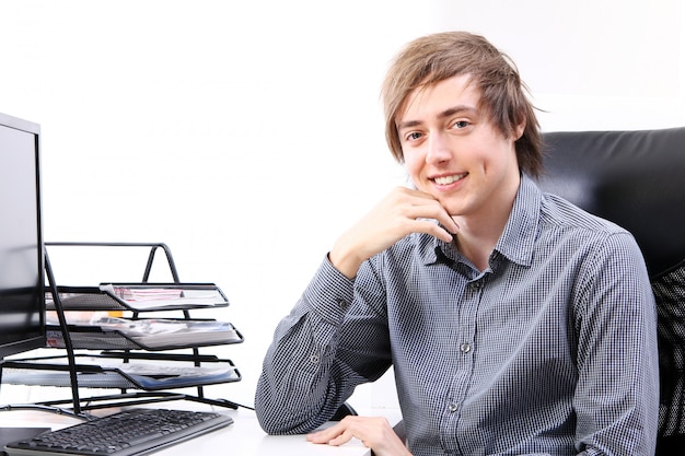 Photo gratuite jeune homme souriant au bureau