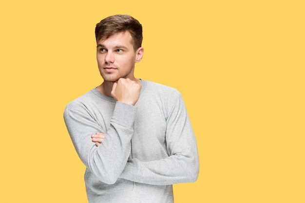 Le jeune homme souriant et détournant les yeux