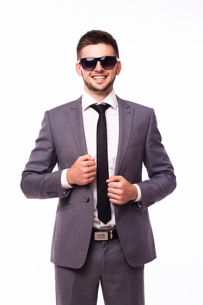 Photo gratuite jeune homme souriant professionnel avec des lunettes de soleil sur fond blanc