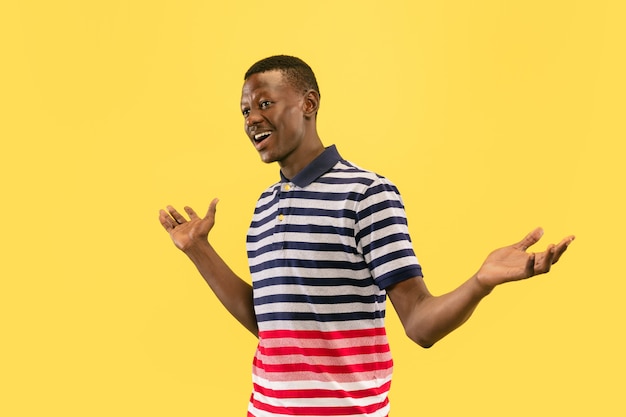 Jeune homme, sourire, isolé, sur, mur jaune