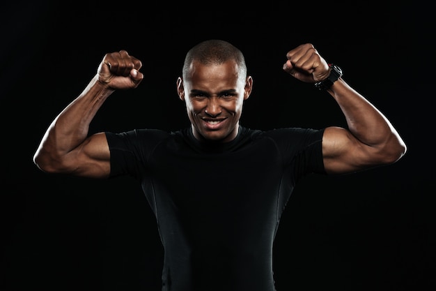 Photo gratuite jeune homme de sport afro-américain heureux célébrant sa victoire