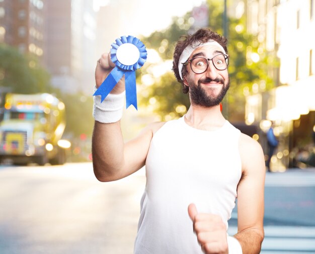 jeune homme de sport fou. heureuse expression