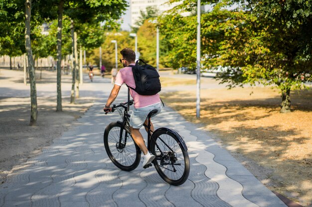 Jeune homme sportif à vélo dans une ville européenne. Sports en milieu urbain.