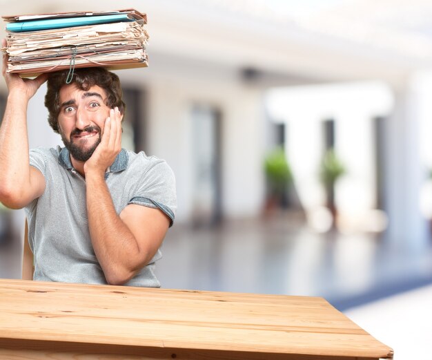 jeune homme sur une table. expression inquiète