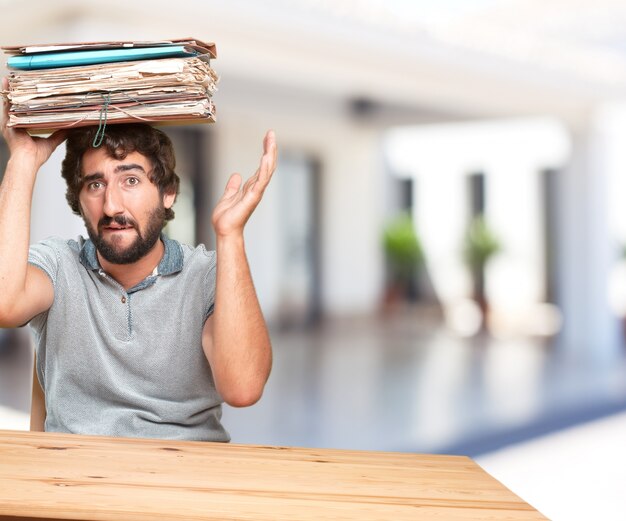 jeune homme sur une table. expression inquiète