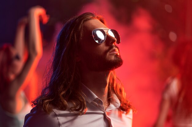 Un jeune homme de taille moyenne a été abattu à une fête techno.