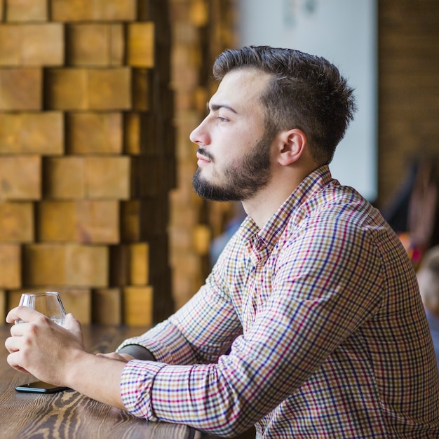 Photo gratuite jeune homme tenant un verre à vin