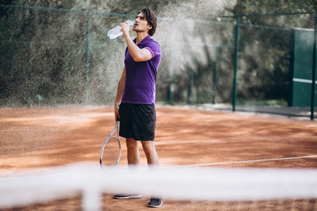 Jeune Homme Tennisman Sur Le Court