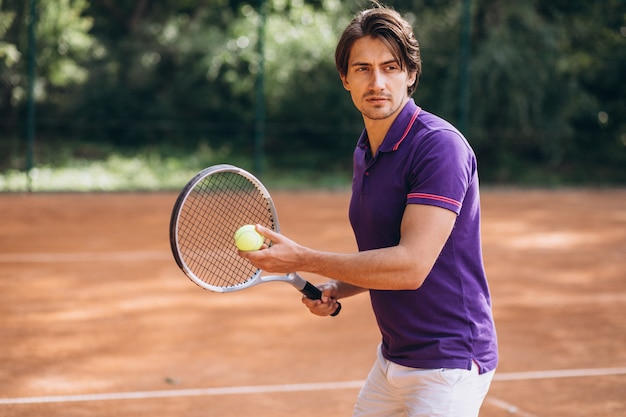 Jeune homme tennisman sur le court