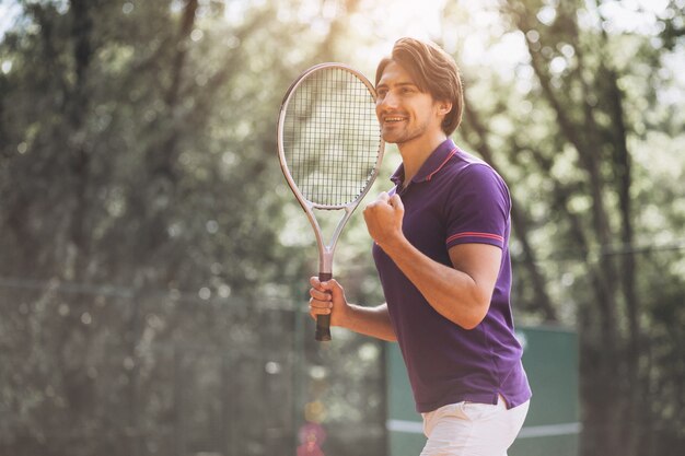 Jeune homme tennisman sur le court