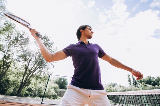 Jeune homme tennisman sur le court