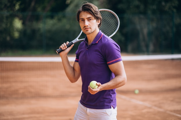 Jeune Homme Tennisman Sur Le Court