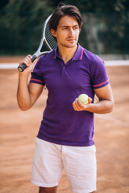 Jeune Homme Tennisman Sur Le Court