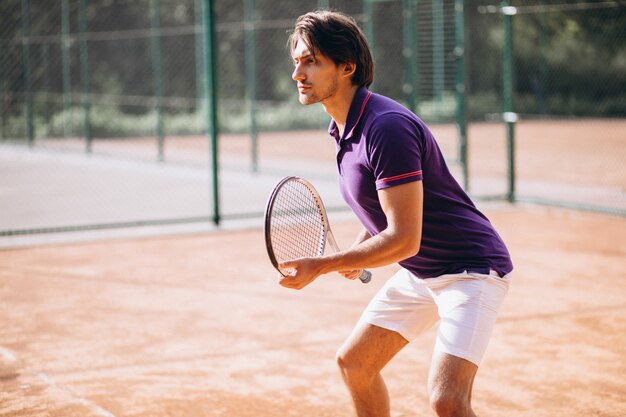 Jeune homme tennisman sur le court