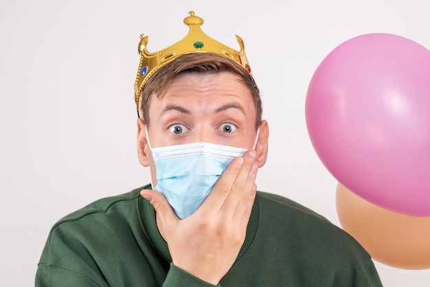 jeune homme, tenue, ballons colorés, dans, masque, blanc