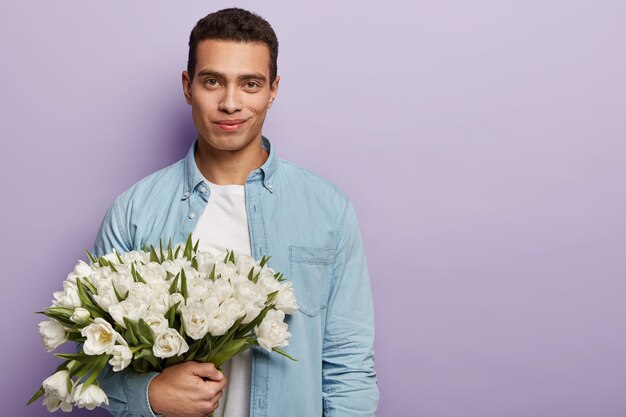 Jeune homme, tenue, bouquet fleurs blanches