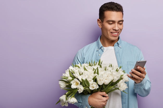 Jeune homme, tenue, bouquet fleurs blanches