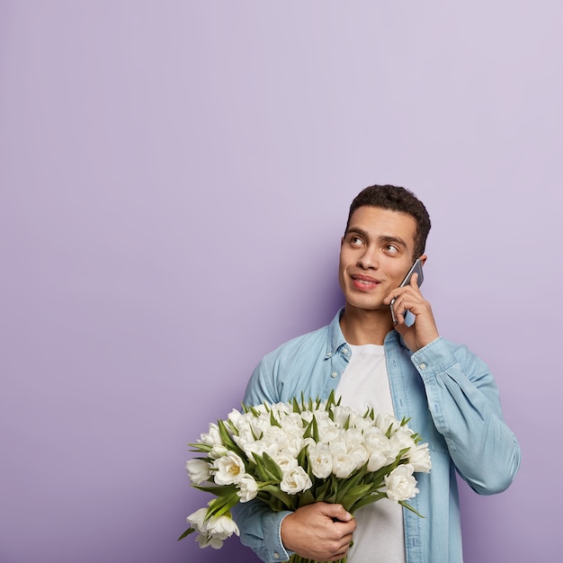 Jeune homme, tenue, bouquet fleurs blanches