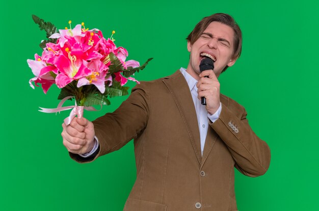 jeune homme, tenue, bouquet fleurs, et, microphone, heureux, et, excité