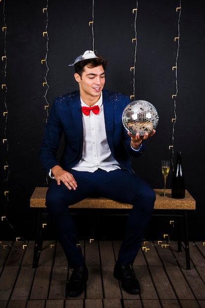 Jeune homme, tenue, disco ball, sur, banc