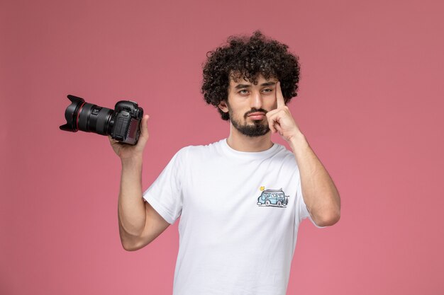 jeune homme, tenue, photocamera, et, pensée profonde