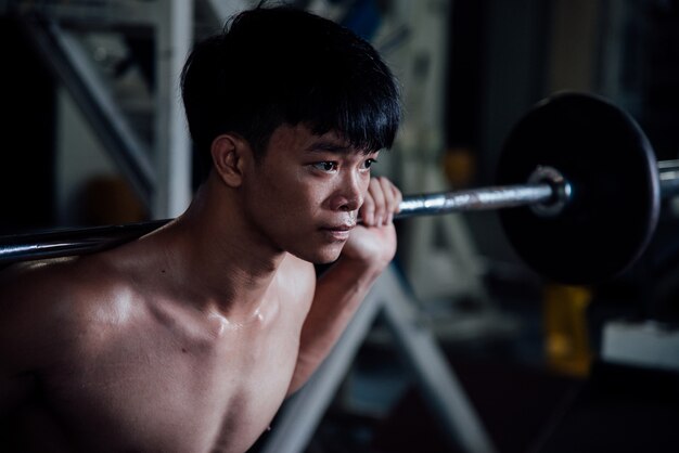 Jeune homme en tenue de sport une classe d&#39;exercices dans une salle de sport