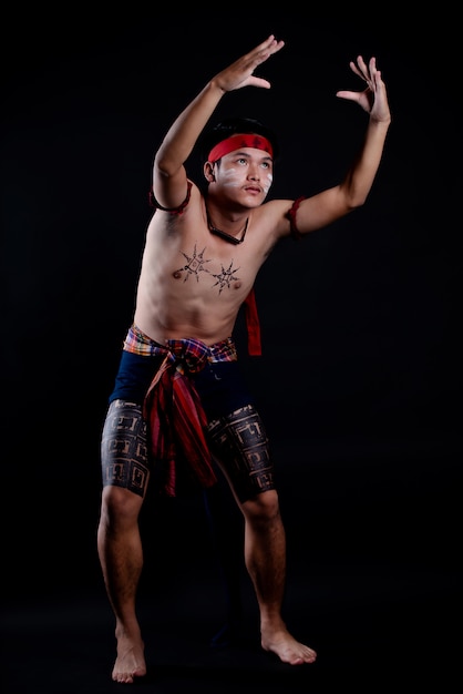 Jeune Homme Thaïlandais Faisant Une Danse Traditionnelle