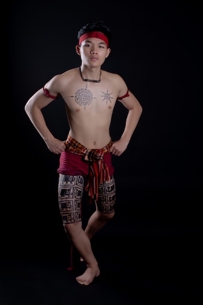 jeune homme thaïlandais faisant une danse traditionnelle