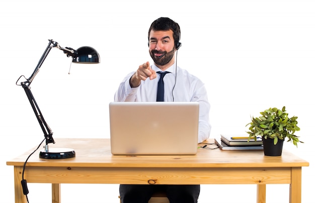 Jeune homme travaillant avec un casque pointant vers l&#39;avant