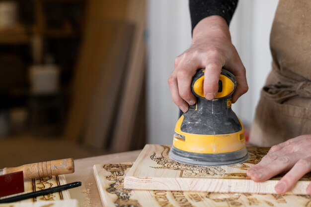 Jeune homme travaillant dans un atelier de gravure sur bois