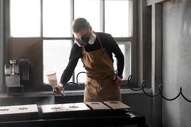 Photo gratuite jeune homme travaillant dans un atelier de gravure sur bois