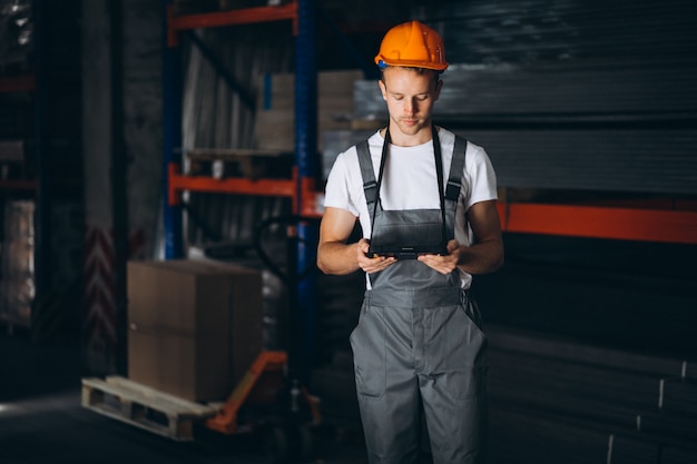 Photo gratuite jeune homme travaillant dans un entrepôt avec des boîtes