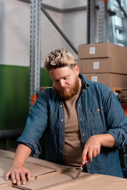 Photo gratuite jeune homme travaillant dans un entrepôt