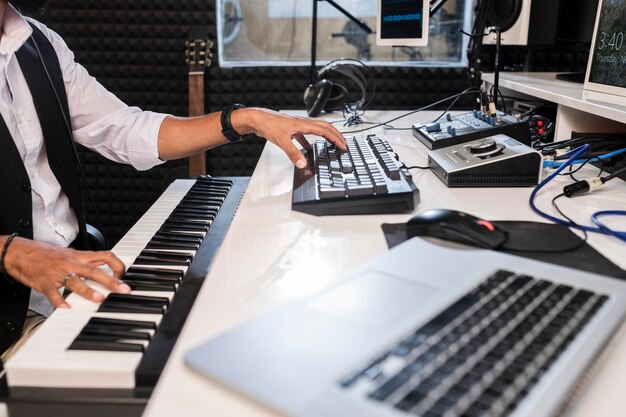 Jeune homme travaillant dans une station de radio avec un équipement spécial