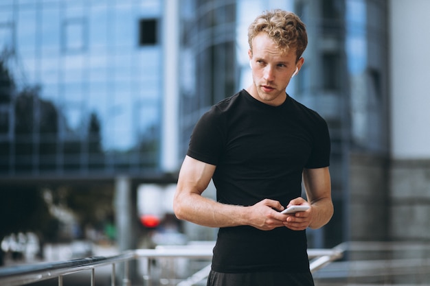 Jeune Homme Travaillant Dans La Ville Le Matin