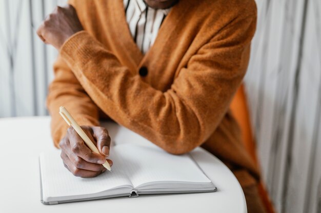 Jeune homme travaillant à domicile