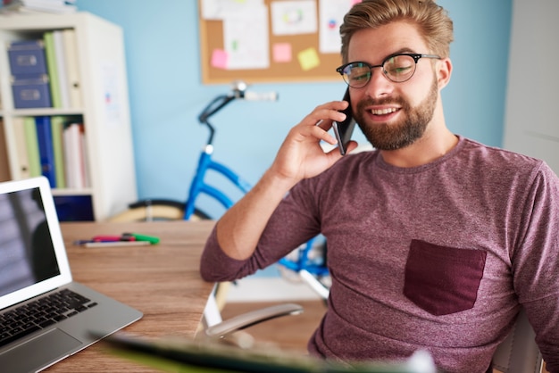 Photo gratuite jeune homme travaillant à la maison